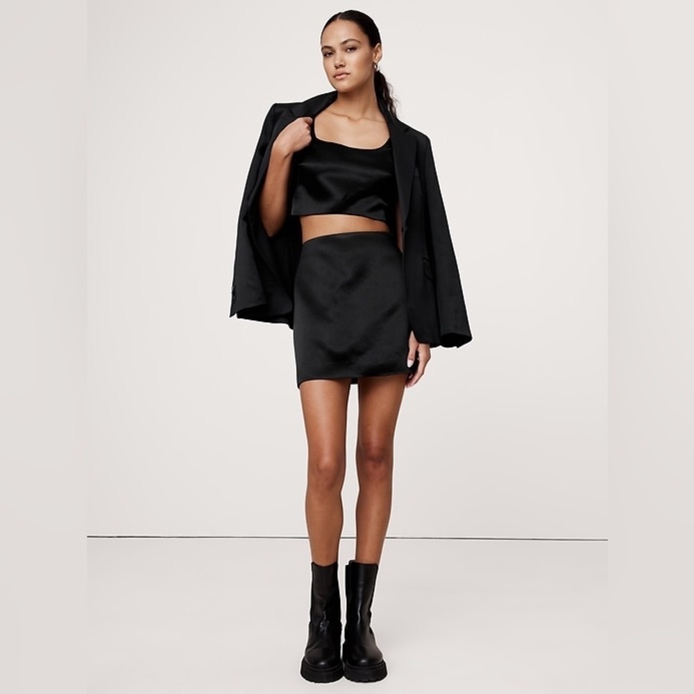 NWT! BANANA REPUBLIC BLACK SATIN MINI SKIRT - SIZE 12 🎰